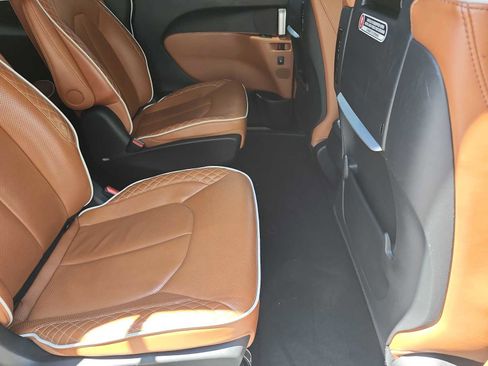 Used 2024 Chrysler Pacifica Pinnacle FWD image 17