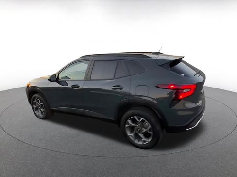Used 2025 Chevrolet Trax LT w/ LT Convenience Package image 10
