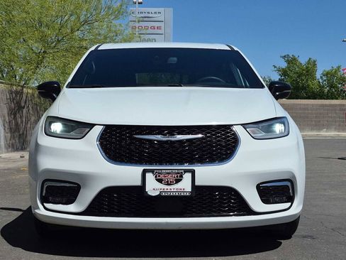 Used 2024 Chrysler Pacifica Touring FWD image 4