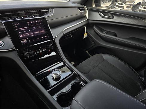 New 2025 Jeep Grand Cherokee L Altitude image 18