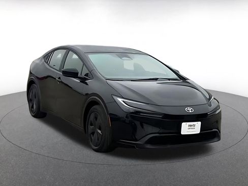 Used 2025 Toyota Prius LE image 3