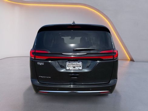 Used 2023 Chrysler Pacifica Touring-L FWD image 4