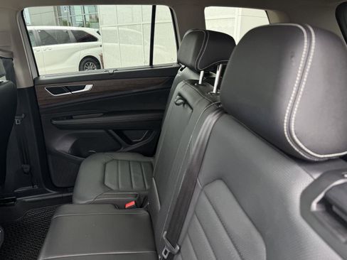 Used 2025 Volkswagen Atlas SEL AWD/4WD image 16