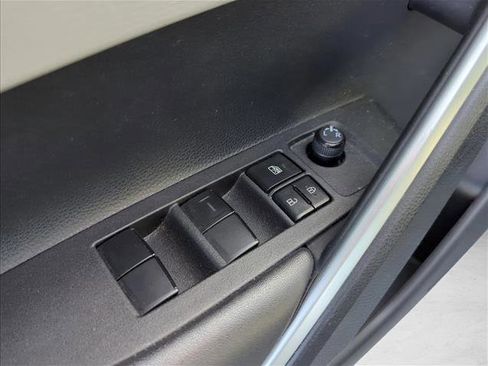 Used 2022 Toyota Corolla Cross L image 11