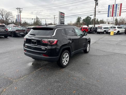 Used 2024 Jeep Compass Latitude w/ Convenience Group image 3