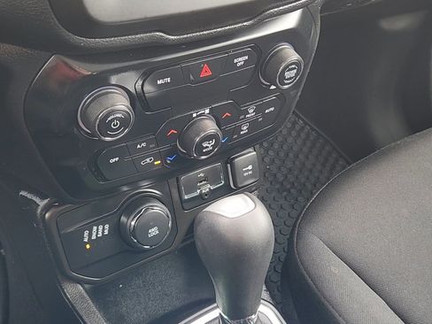 Used 2020 Jeep Renegade Latitude w/ Cold Weather Group image 15