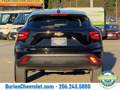 Used 2025 Chevrolet Trax LS w/ LS Convenience Package image 4