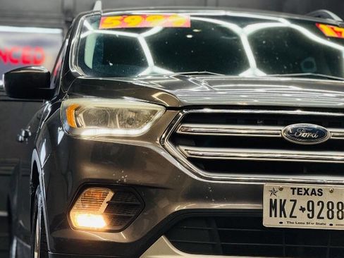 Used 2017 Ford Escape SE w/ Equipment Group 201A FWD image 3