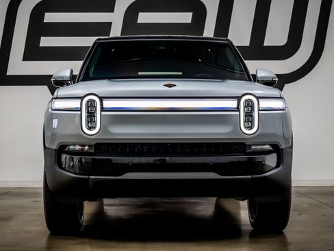 Used 2025 Rivian R1S Adventure Dual AWD/4WD image 4
