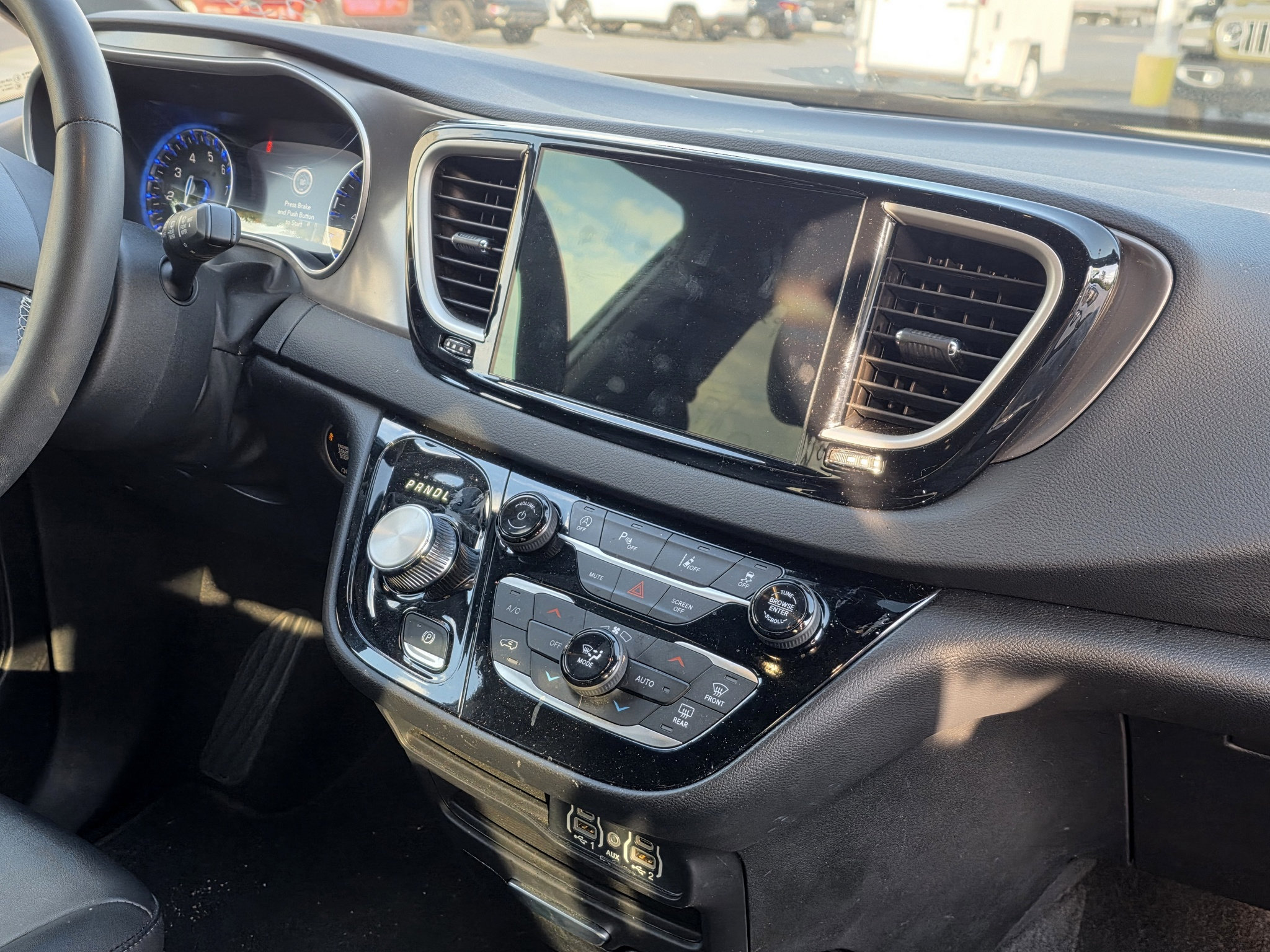 Used 2025 Chrysler Pacifica Select FWD image 4