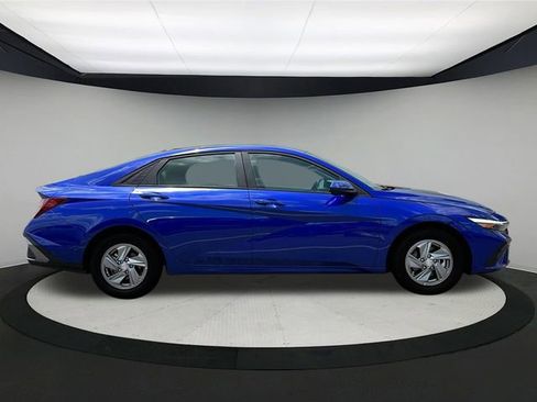 New 2025 Hyundai Elantra SE image 9