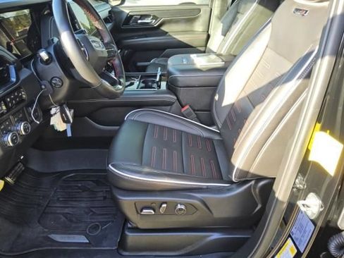 Used 2025 GMC Yukon AT4 Ultimate w/ LPO, Illumination Package AWD/4WD image 4