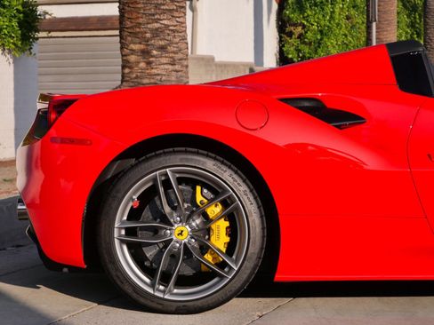 Used 2019 Ferrari 488 Spider image 8