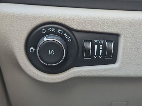 Used 2024 Chrysler Pacifica Limited FWD image 17