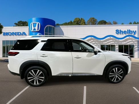 Used 2024 Nissan Pathfinder Platinum image 9