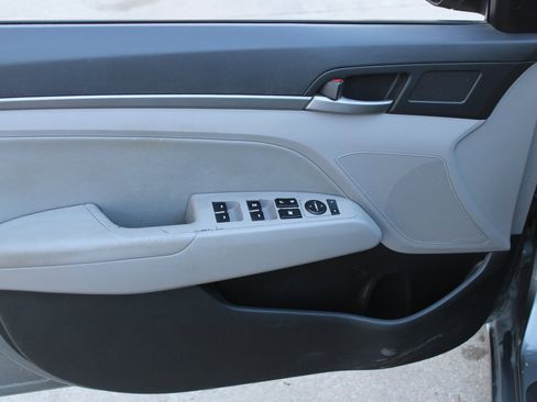 Used 2017 Hyundai Elantra SE image 18