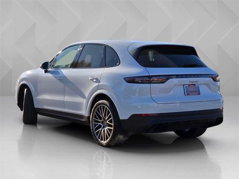 Used 2023 Porsche Cayenne Platinum Edition image 4