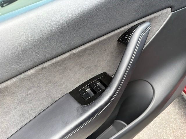 Used 2021 Tesla Model Y Long Range AWD/4WD image 21