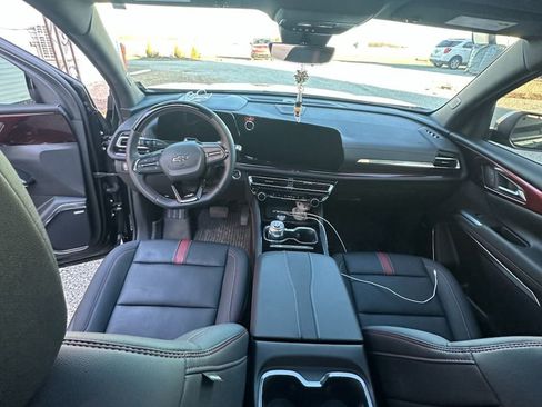 Used 2024 Chevrolet Traverse RS image 9