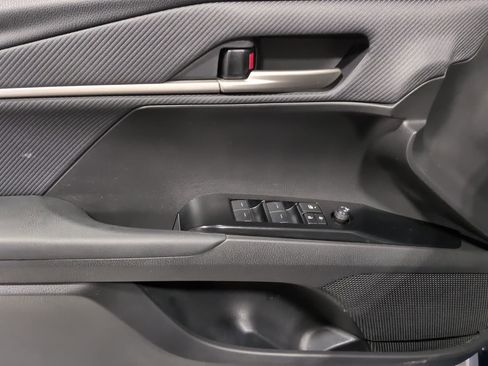 Used 2025 Toyota Camry SE image 17