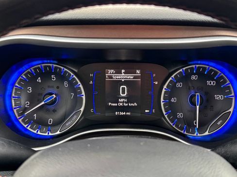 Used 2019 Chrysler Pacifica Touring-L image 25