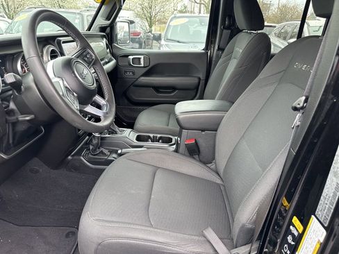 Used 2023 Jeep Gladiator Overland w/ Cold Weather Group image 10