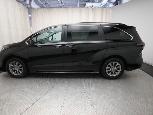 Used 2023 Toyota Sienna XLE FWD image 25