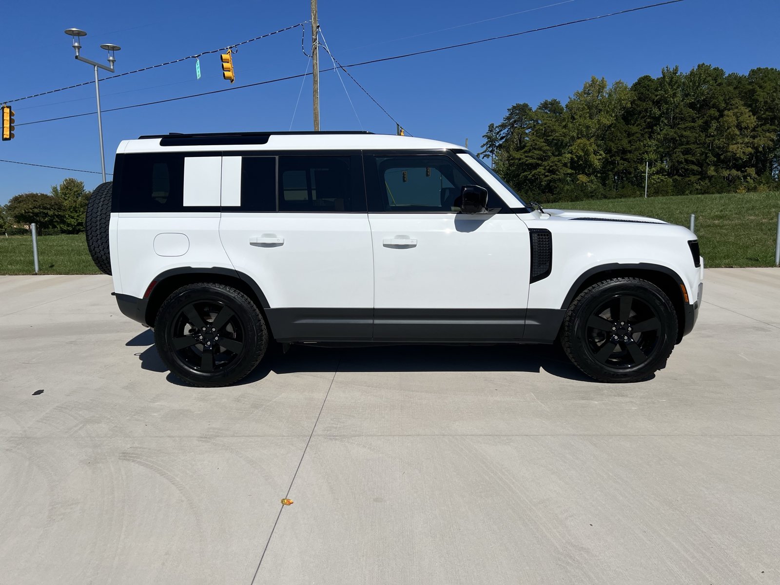 Used 2025 Land Rover Defender 110 S AWD/4WD image 9