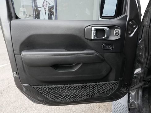 Used 2018 Jeep Wrangler Unlimited Sahara w/ Dual Top Group AWD/4WD image 19