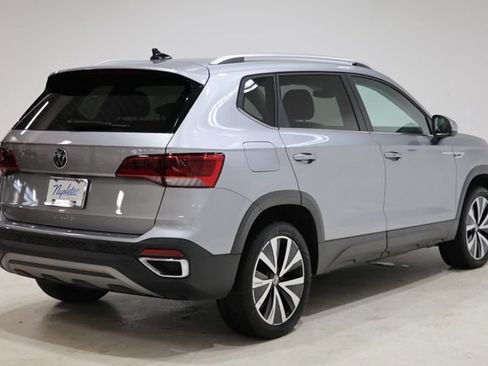 Used 2024 Volkswagen Taos SE FWD image 7