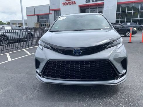 Used 2025 Toyota Sienna XSE FWD image 3