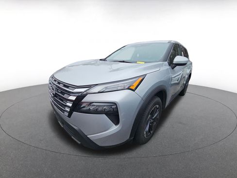 Used 2025 Nissan Rogue SV image 3