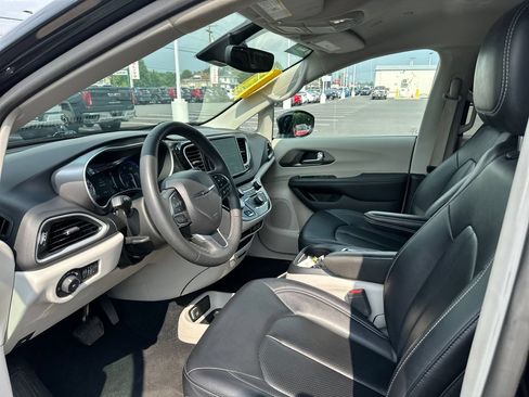 Used 2024 Chrysler Pacifica Touring-L FWD image 10