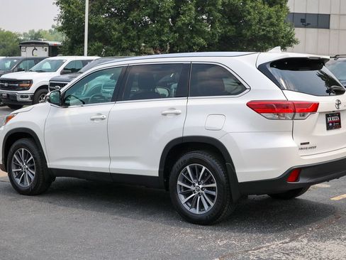 Used 2019 Toyota Highlander XLE AWD/4WD image 30