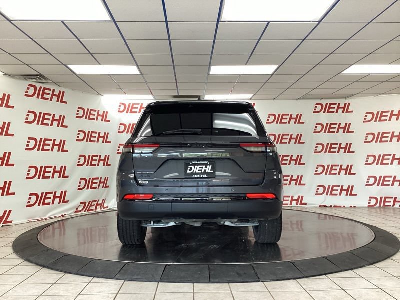 Used 2025 Jeep Grand Cherokee Altitude AWD/4WD image 6