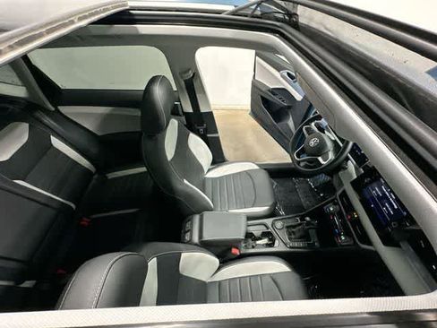 Certified 2025 Volkswagen Taos SEL AWD/4WD image 6