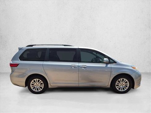 Used 2017 Toyota Sienna XLE w/ XLE Navigation Package FWD image 4