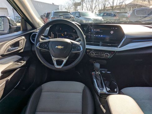 Used 2025 Chevrolet Trax LT w/ LT Convenience Package image 27