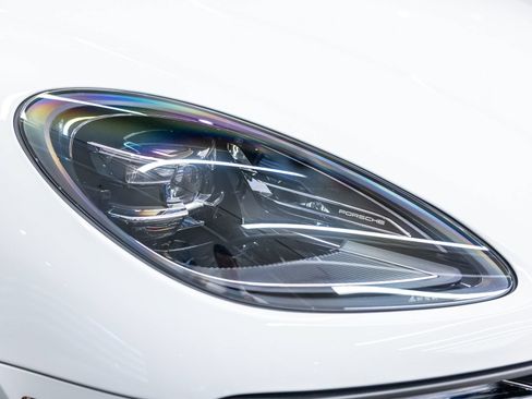 Certified 2026 Porsche Macan AWD/4WD image 14