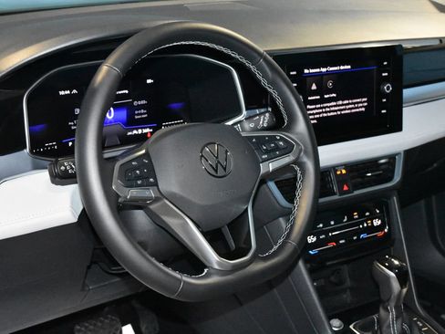 Certified 2025 Volkswagen Taos SE w/ Panoramic Sunroof Package AWD/4WD image 2