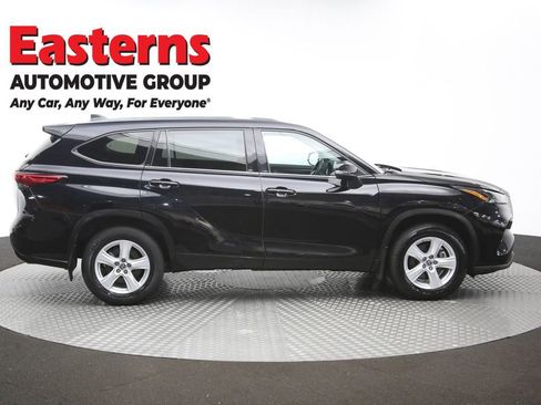 Used 2022 Toyota Highlander LE AWD/4WD image 47