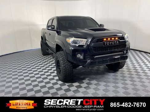 Used 2017 Toyota Tacoma TRD Sport w/ Tow Package (A/T) AWD/4WD image 1