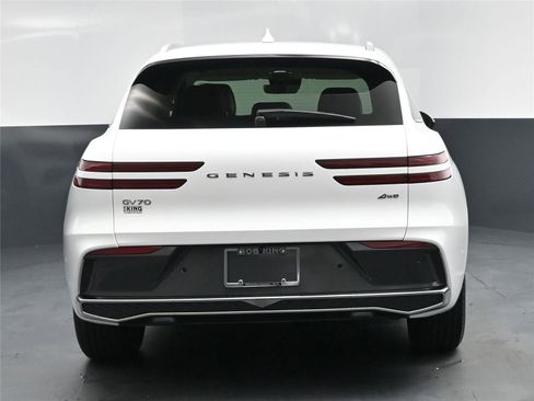 Used 2026 Genesis GV70 2.5T Advanced image 13