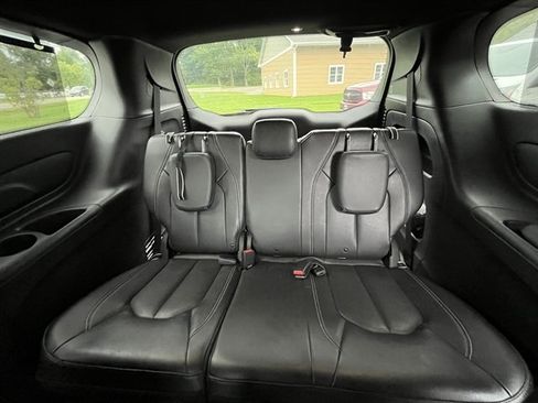 Used 2020 Chrysler Pacifica Touring-L w/ Advanced Safetytec Group FWD image 34