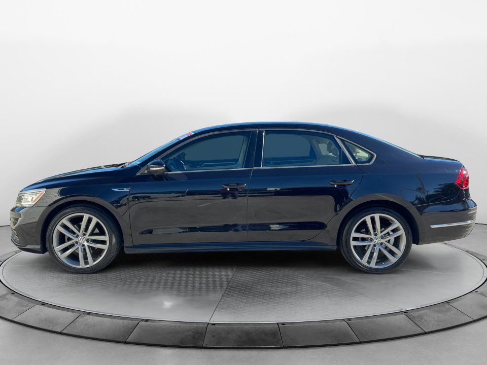 Used 2018 Volkswagen Passat 2.0T R-Line w/ R-Line Lighting Package FWD image 4