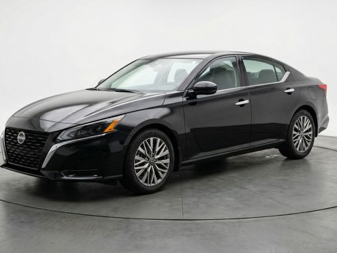 Used 2025 Nissan Altima 2.5 SV image 3