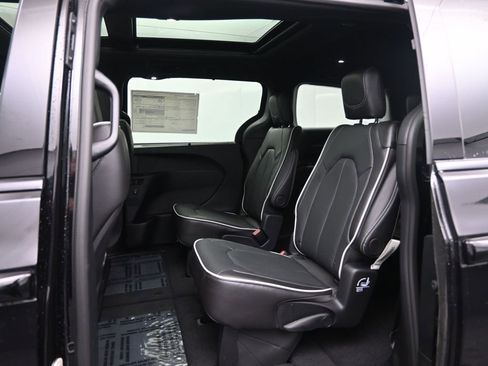 New 2026 Chrysler Pacifica Limited w/ S Appearance Package AWD/4WD image 24