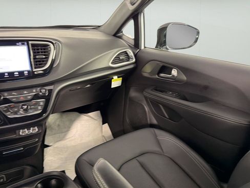 Used 2025 Chrysler Pacifica Select FWD image 16
