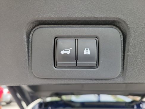 Used 2025 Nissan Rogue SV FWD image 8