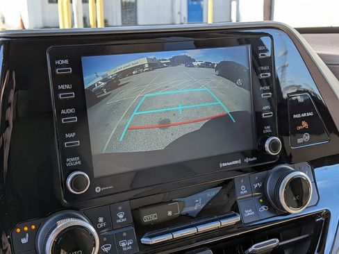 Used 2020 Toyota Highlander XLE image 23